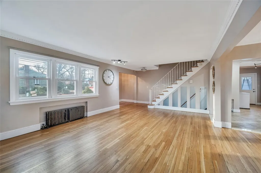 4 Oxford Drive Freeport NY 11520