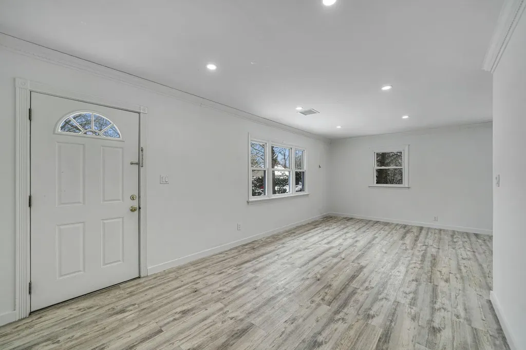 7 Cora Court Hampton Bays NY 11946