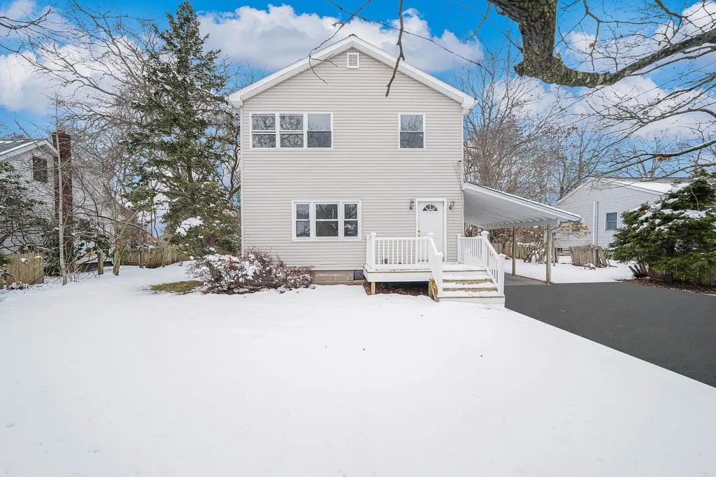 7 Cora Court Hampton Bays NY 11946
