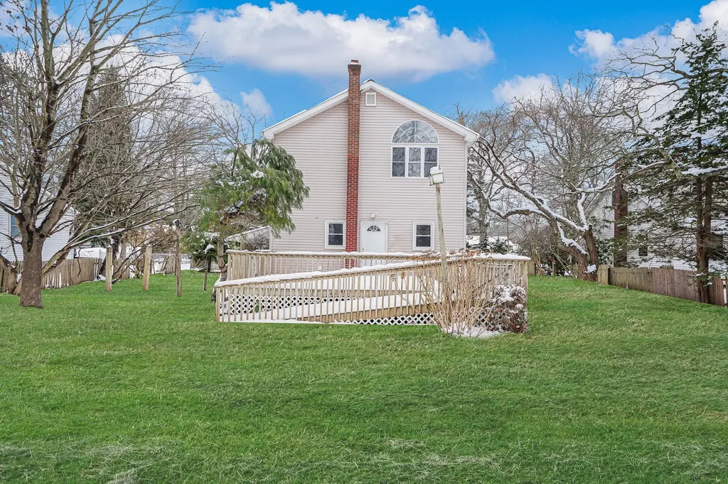 7 Cora Court Hampton Bays NY 11946