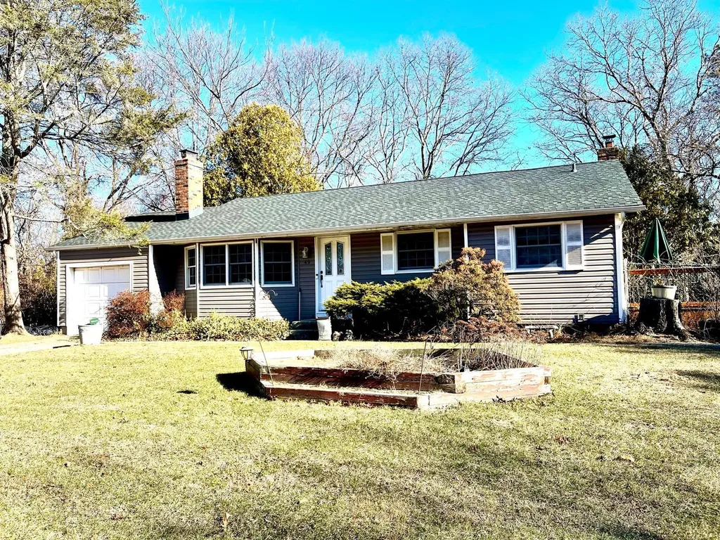 49 Fulham Lane Brookhaven NY 11741