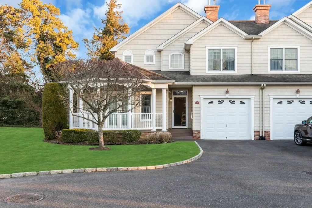 29 Daniels Way Bay Shore NY 11706