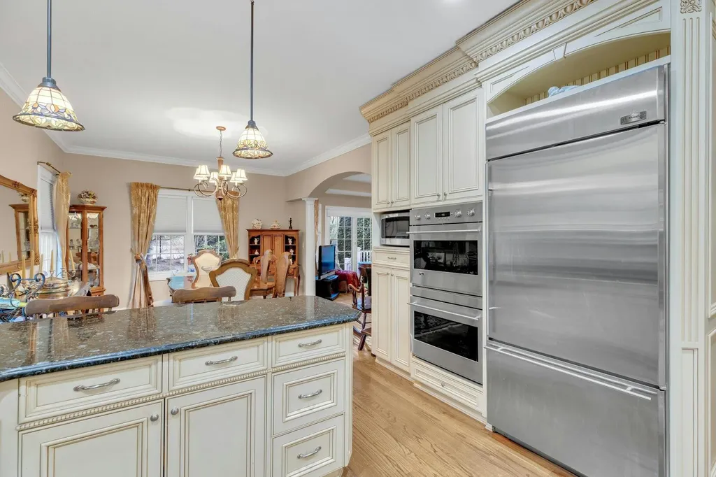 29 Daniels Way Bay Shore NY 11706