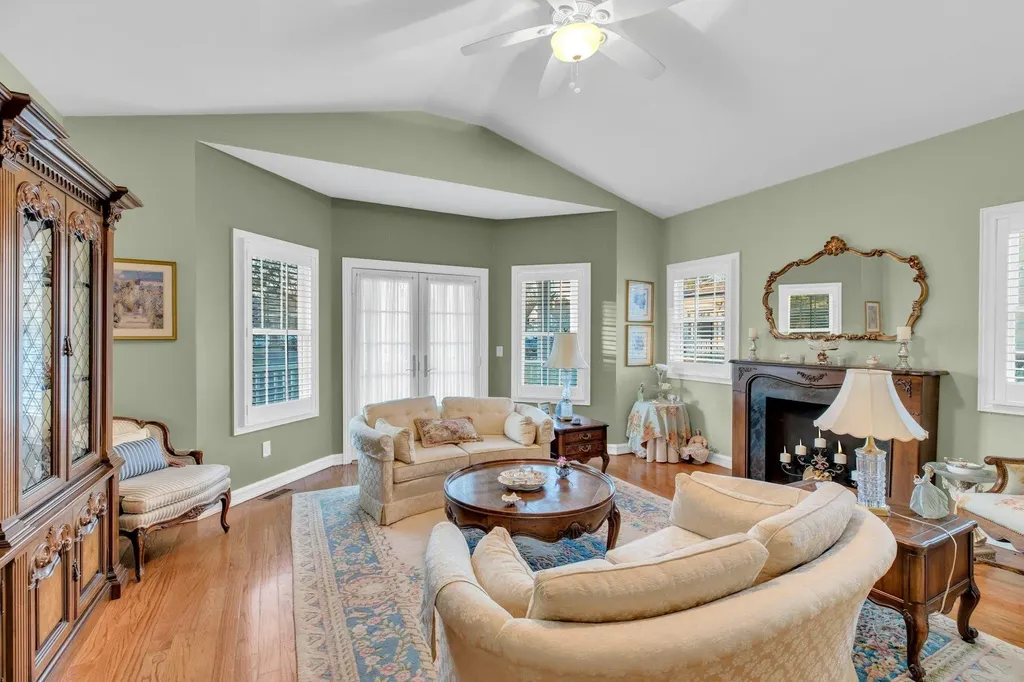 29 Daniels Way Bay Shore NY 11706