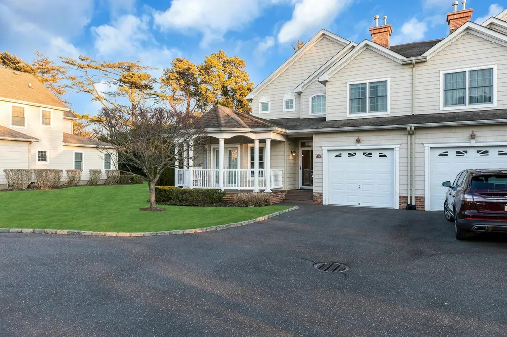 29 Daniels Way Bay Shore NY 11706