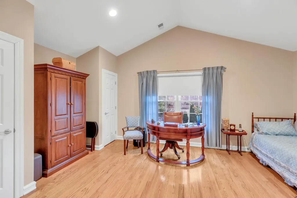 29 Daniels Way Bay Shore NY 11706