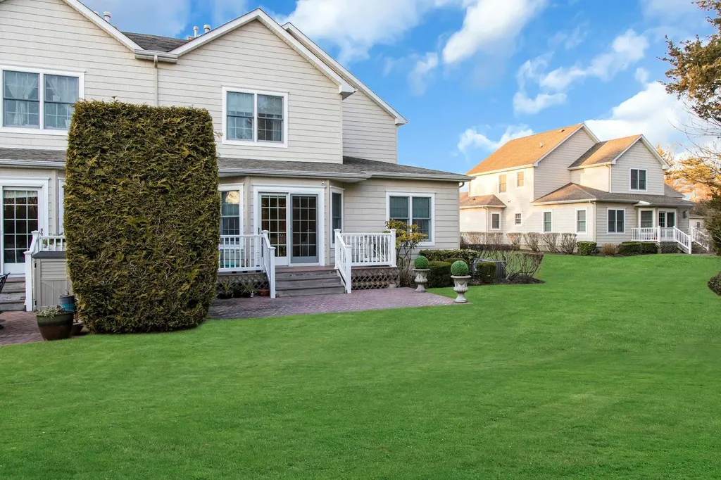 29 Daniels Way Bay Shore NY 11706