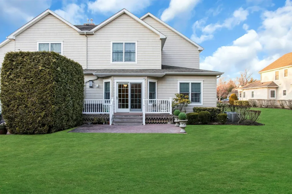29 Daniels Way Bay Shore NY 11706