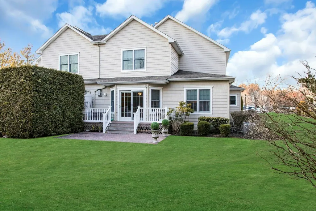 29 Daniels Way Bay Shore NY 11706