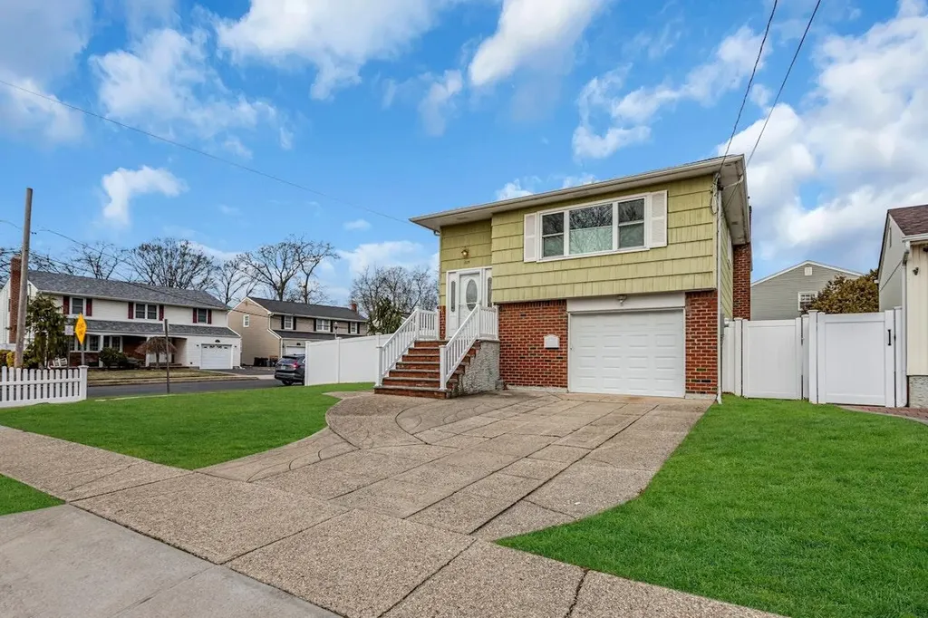 1825 Old Mill Road Merrick NY 11566