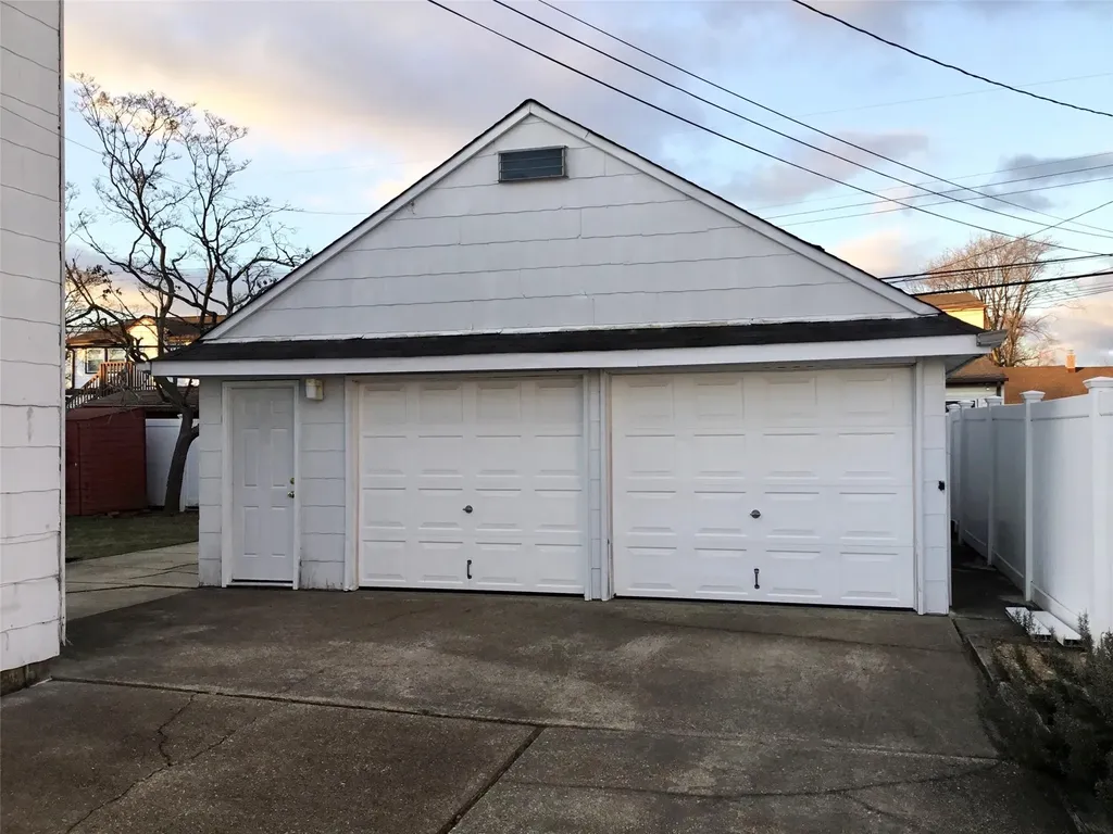29 Spring Lane Levittown NY 11756