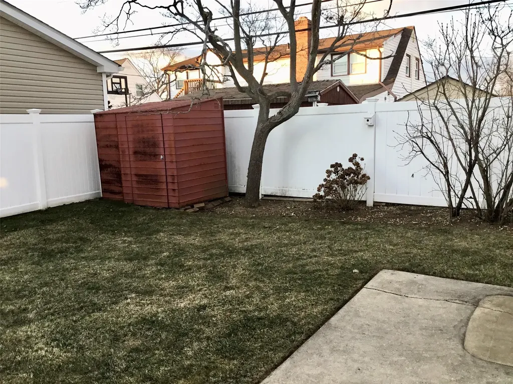 29 Spring Lane Levittown NY 11756