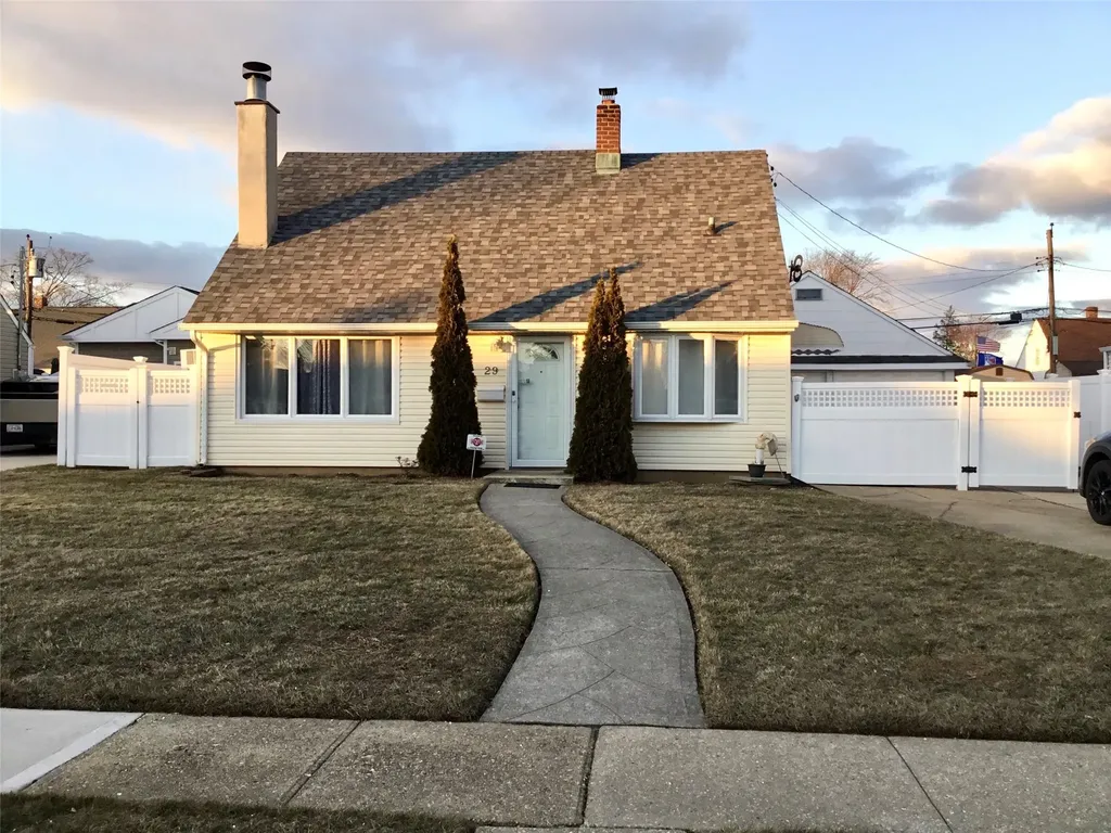29 Spring Lane Levittown NY 11756