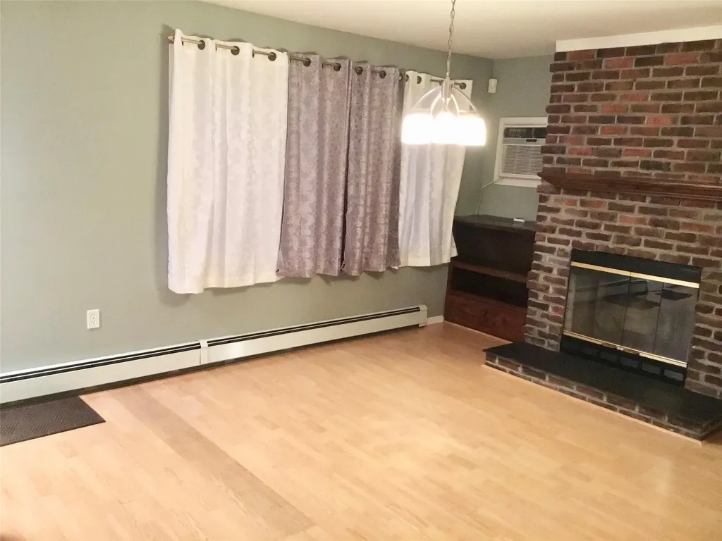 29 Spring Lane Levittown NY 11756