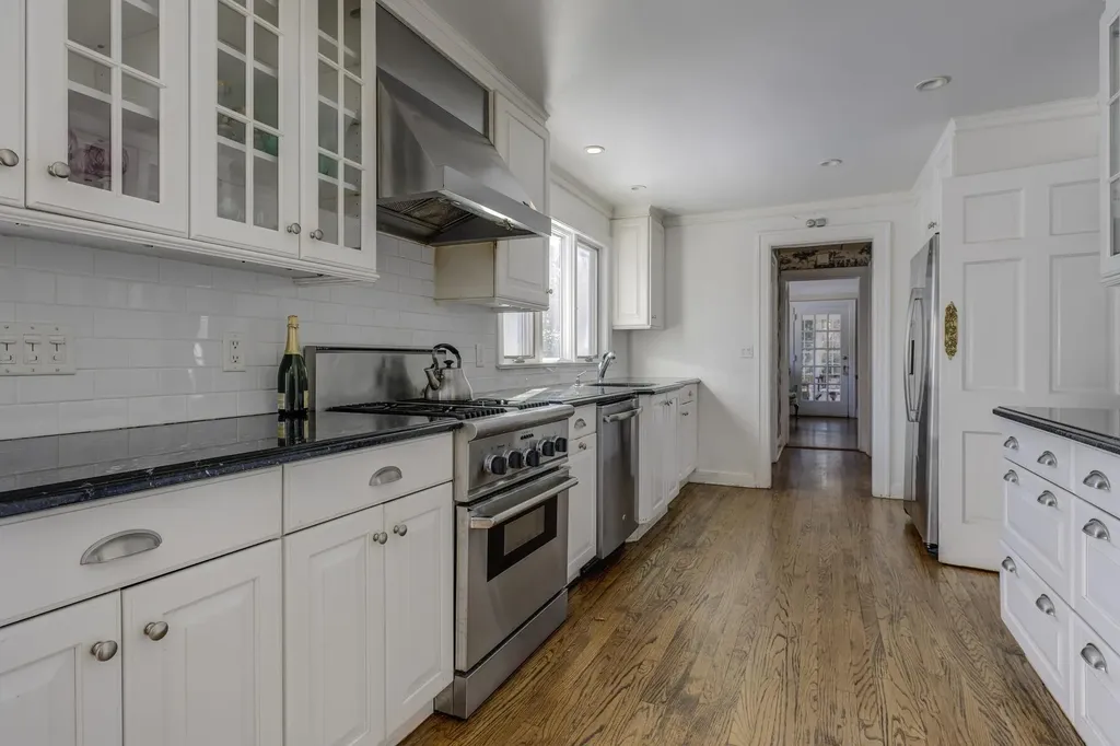 105 Walnut Road Glen Cove NY 11542