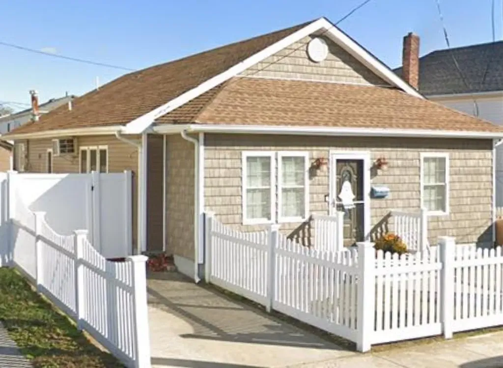 34 Warwick Road Island Park NY 11558