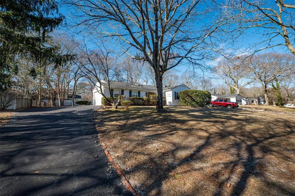 8 Dorchester Drive Coram NY 11727