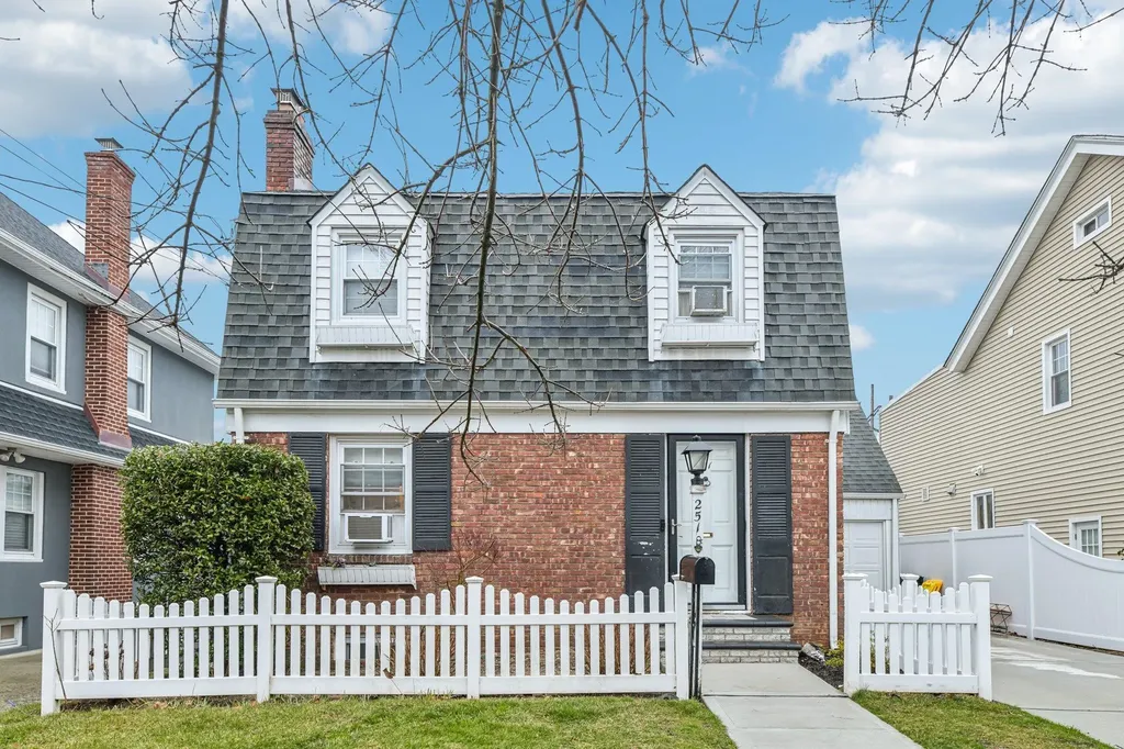 251 E Argyle Street Valley Stream NY 11580