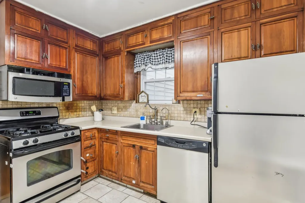 251 E Argyle Street Valley Stream NY 11580