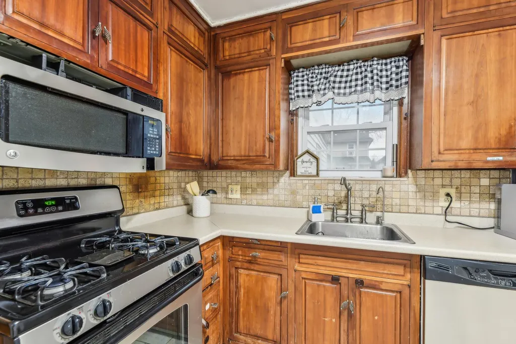251 E Argyle Street Valley Stream NY 11580