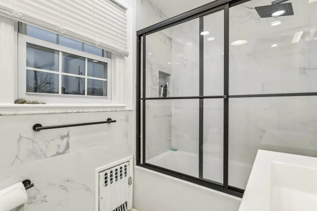 251 E Argyle Street Valley Stream NY 11580