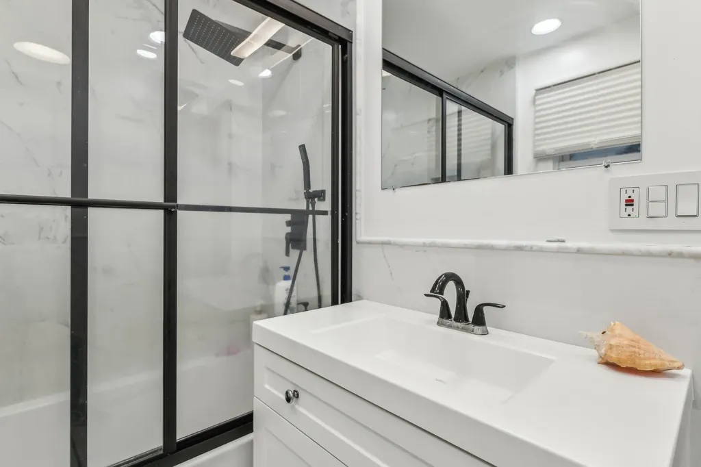 251 E Argyle Street Valley Stream NY 11580