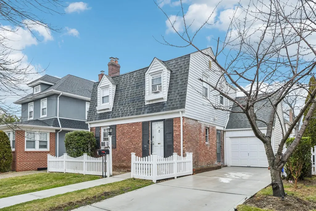 251 E Argyle Street Valley Stream NY 11580
