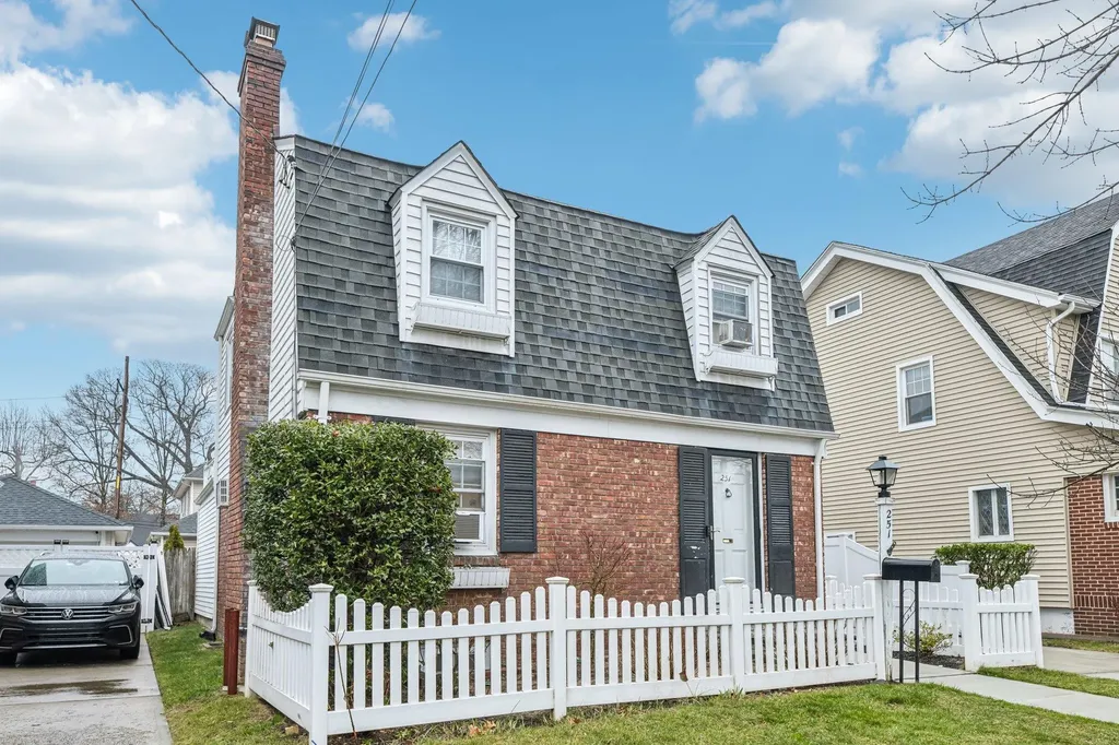 251 E Argyle Street Valley Stream NY 11580