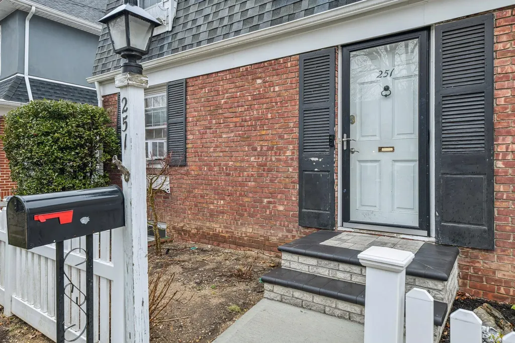251 E Argyle Street Valley Stream NY 11580