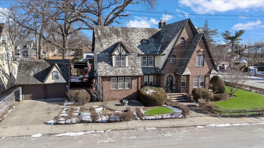 17501 Murdock Avenue Addisleigh Park NY 11434