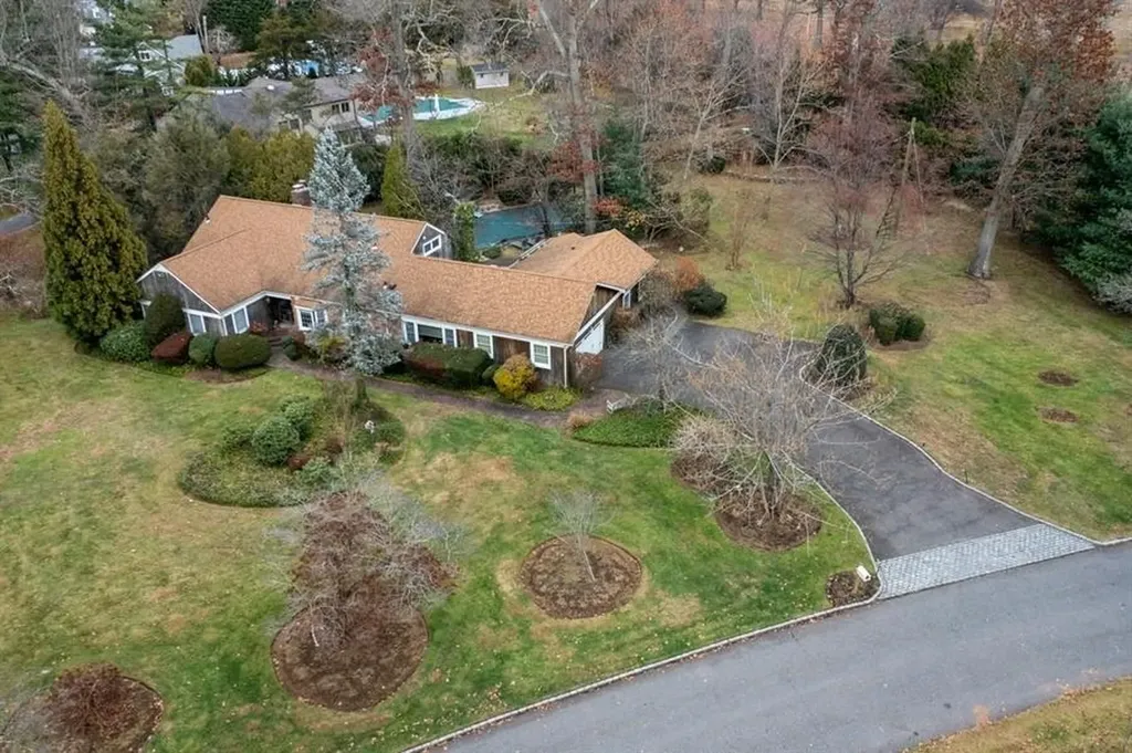 7 Kings Drive Old Westbury NY 11568