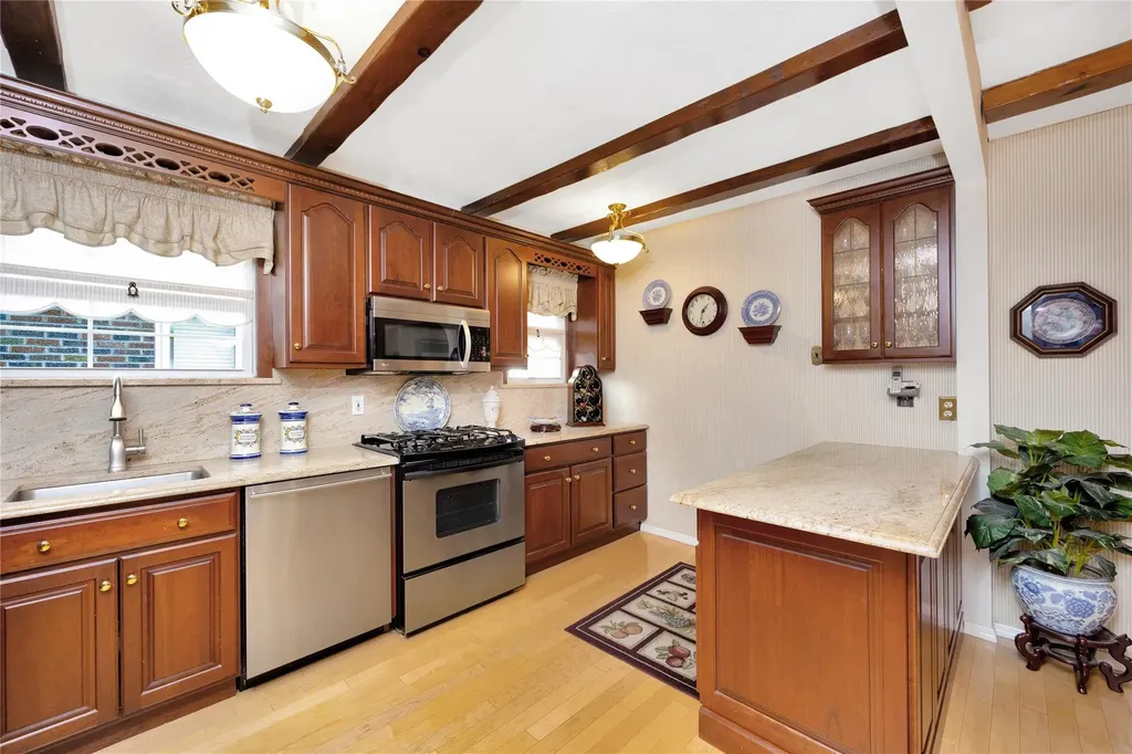 8805 Doran Avenue Glendale NY 11385