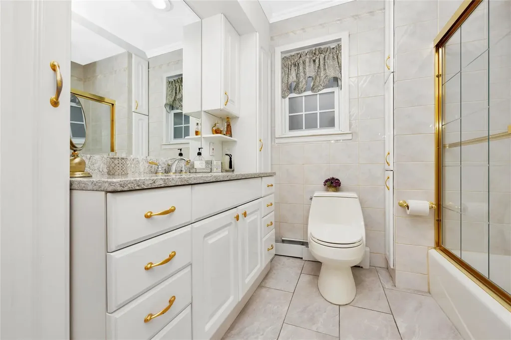 8805 Doran Avenue Glendale NY 11385