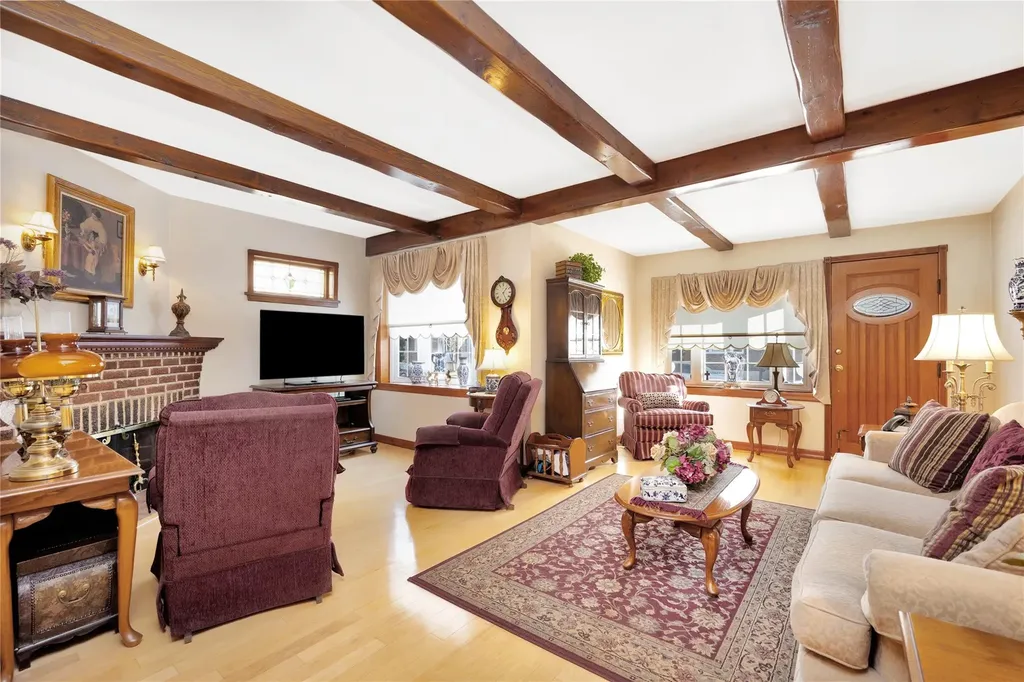8805 Doran Avenue Glendale NY 11385