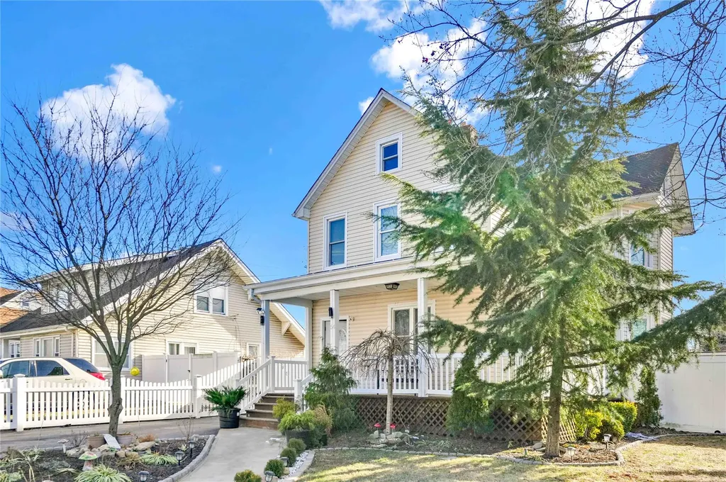 54 Harris Avenue Freeport NY 11520