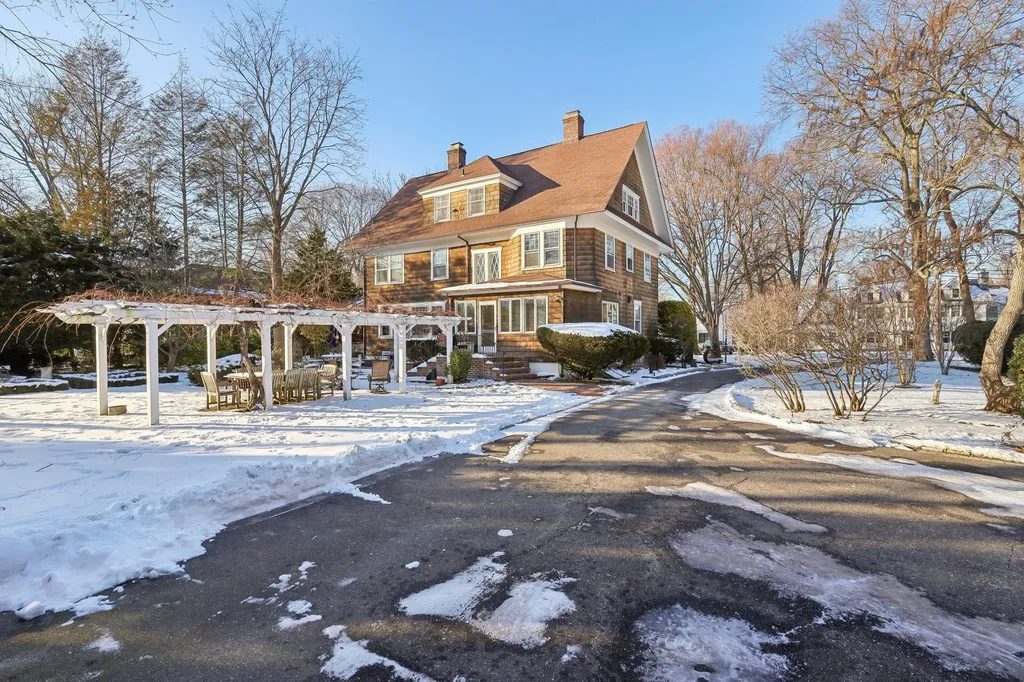 22 Fairview Avenue East Williston NY 11596
