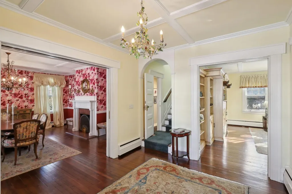 22 Fairview Avenue East Williston NY 11596