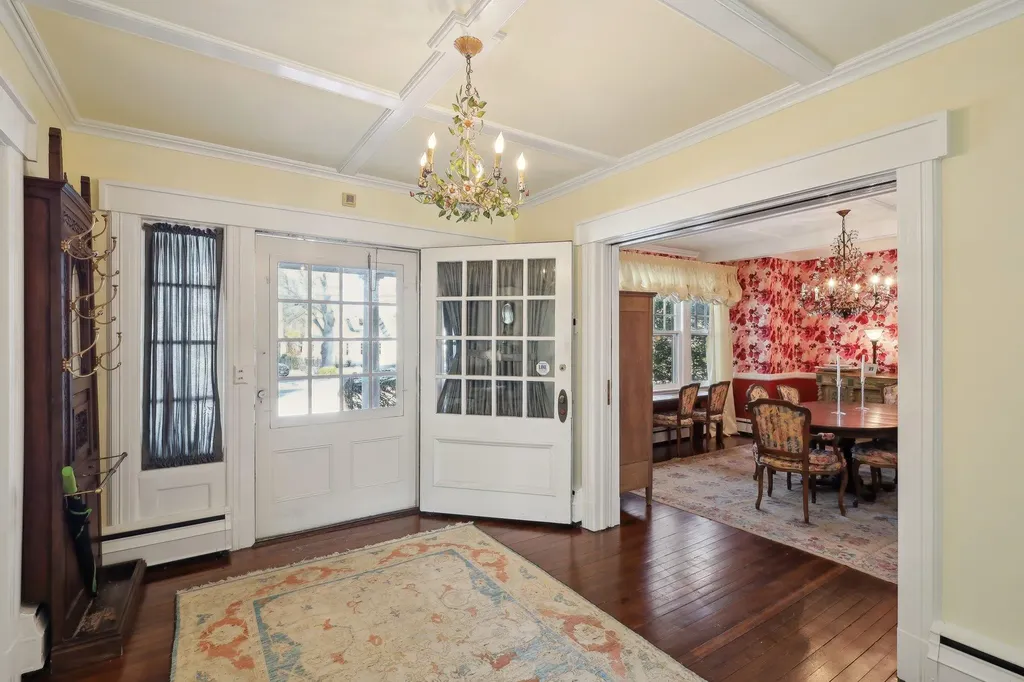 22 Fairview Avenue East Williston NY 11596