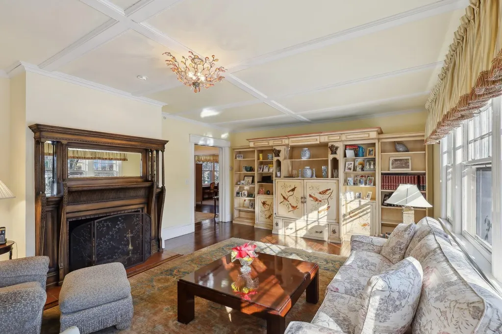 22 Fairview Avenue East Williston NY 11596
