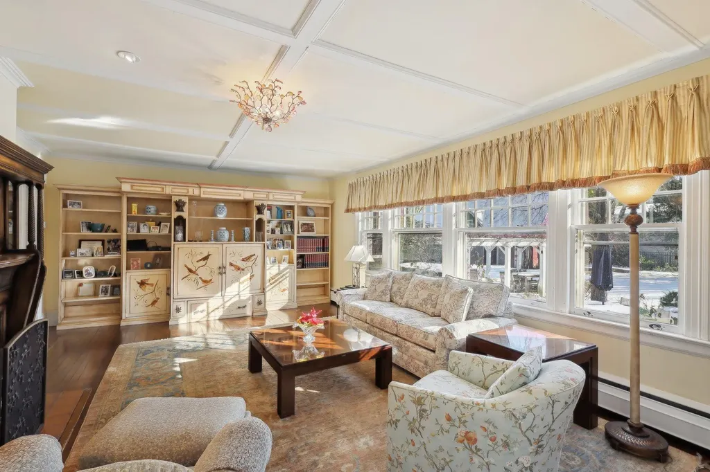 22 Fairview Avenue East Williston NY 11596