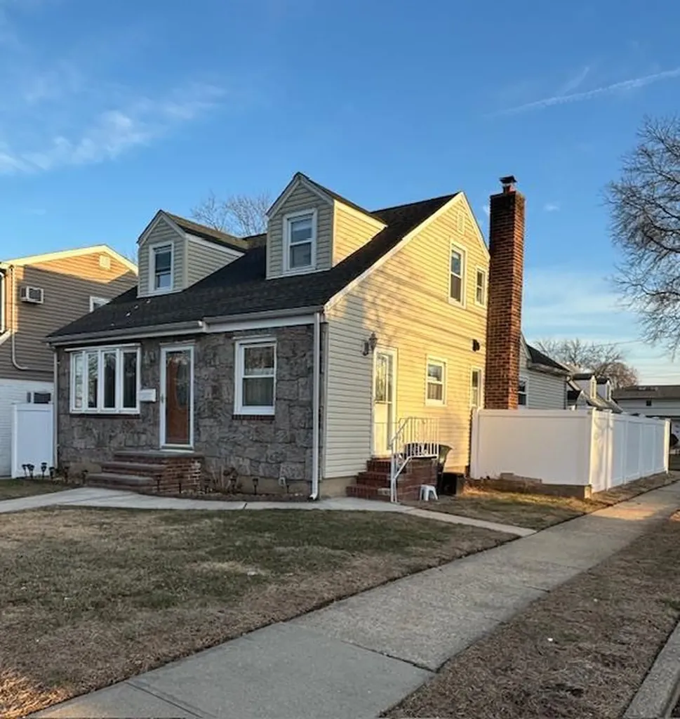 249 Rudolf Road Mineola NY 11501