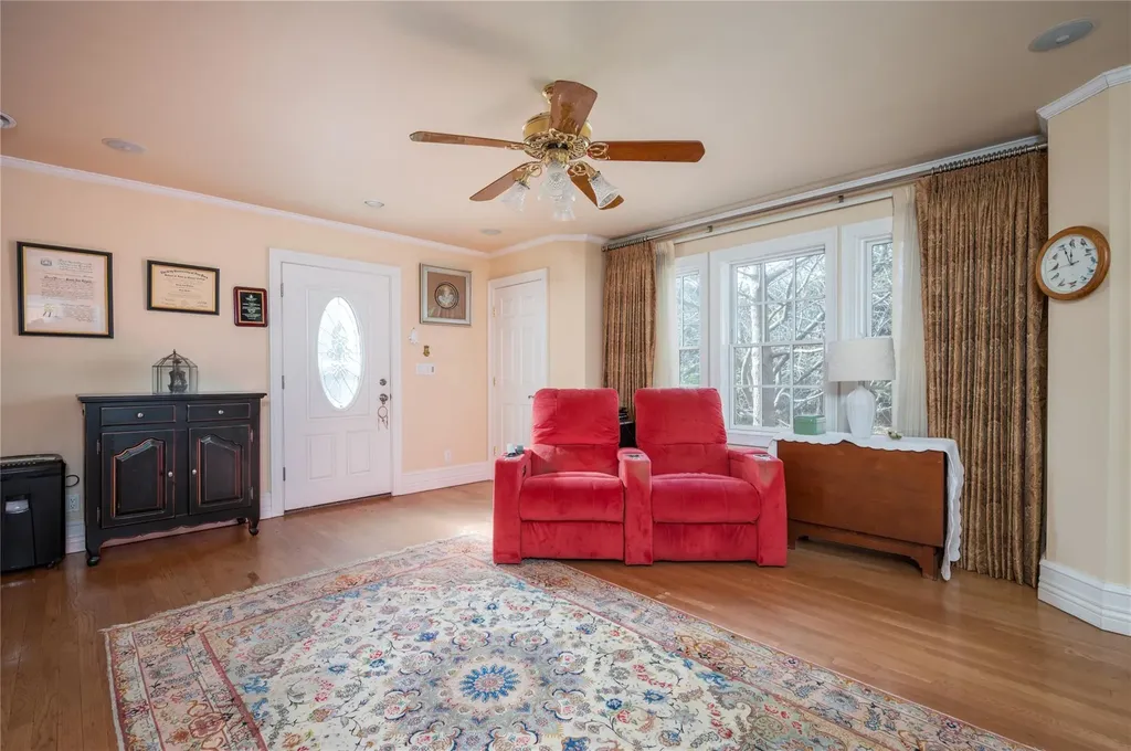 15 Meritoria Drive East Williston NY 11596
