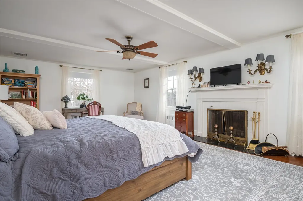15 Meritoria Drive East Williston NY 11596