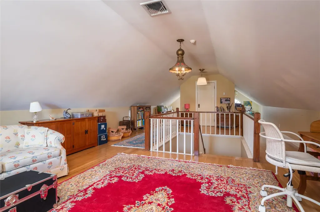 15 Meritoria Drive East Williston NY 11596