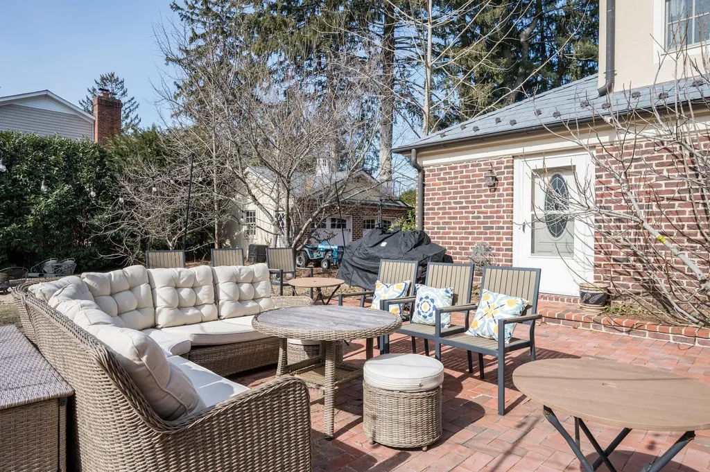 15 Meritoria Drive East Williston NY 11596