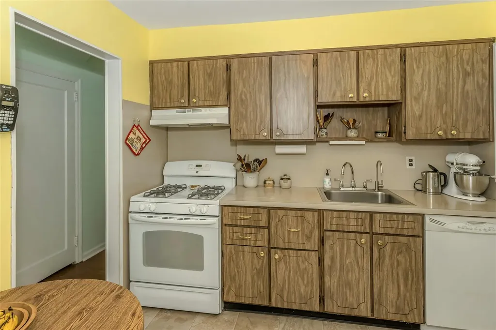 217 Latham Road Mineola NY 11501
