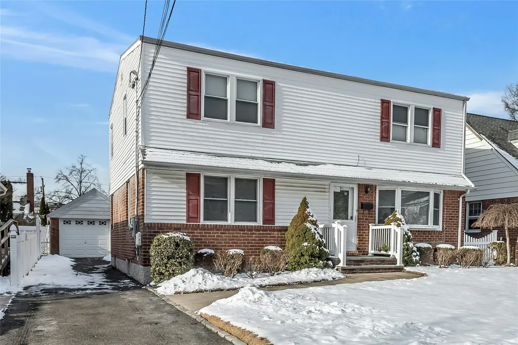 217 Latham Road Mineola NY 11501