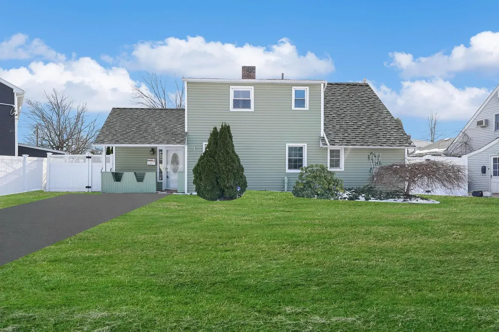 4 South Lane Levittown NY 11756