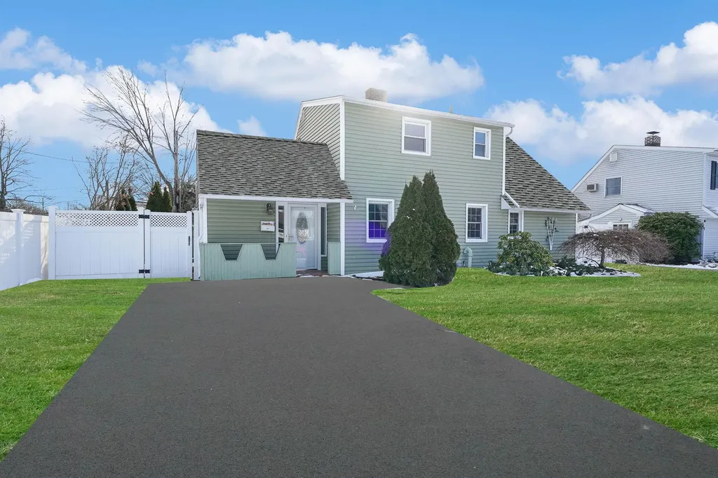 4 South Lane Levittown NY 11756