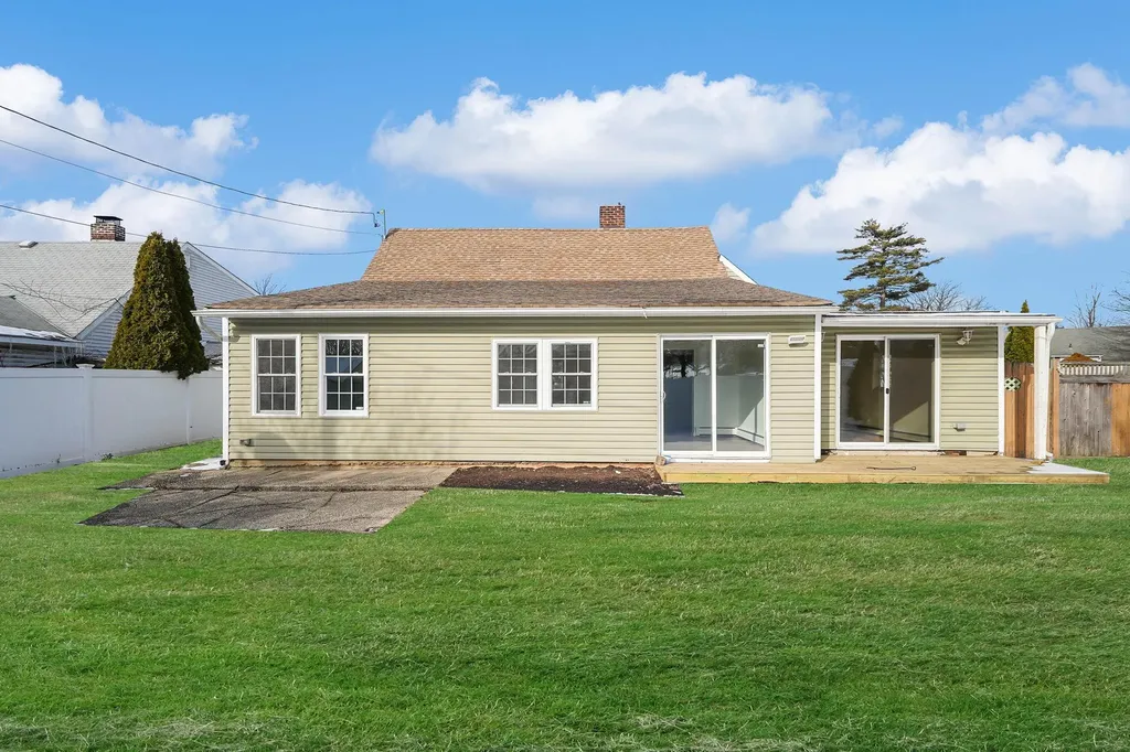 4 South Lane Levittown NY 11756
